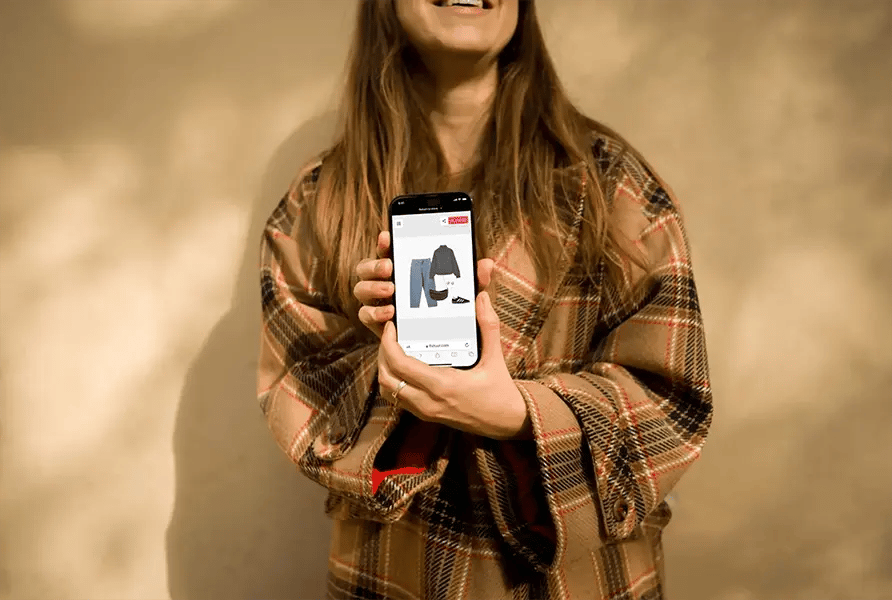 lady-showingcasing-3d-visualisation-for-retail-on-mobile-device