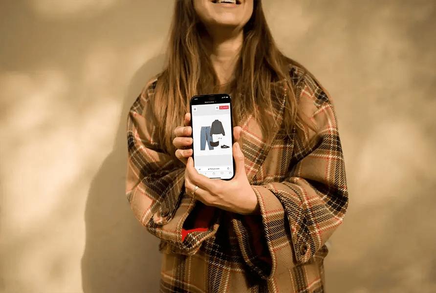 lady-showingcasing-3d-visualisation-for-retail-on-mobile-device