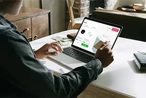 man buying sinks and taps online using 3D Configurator